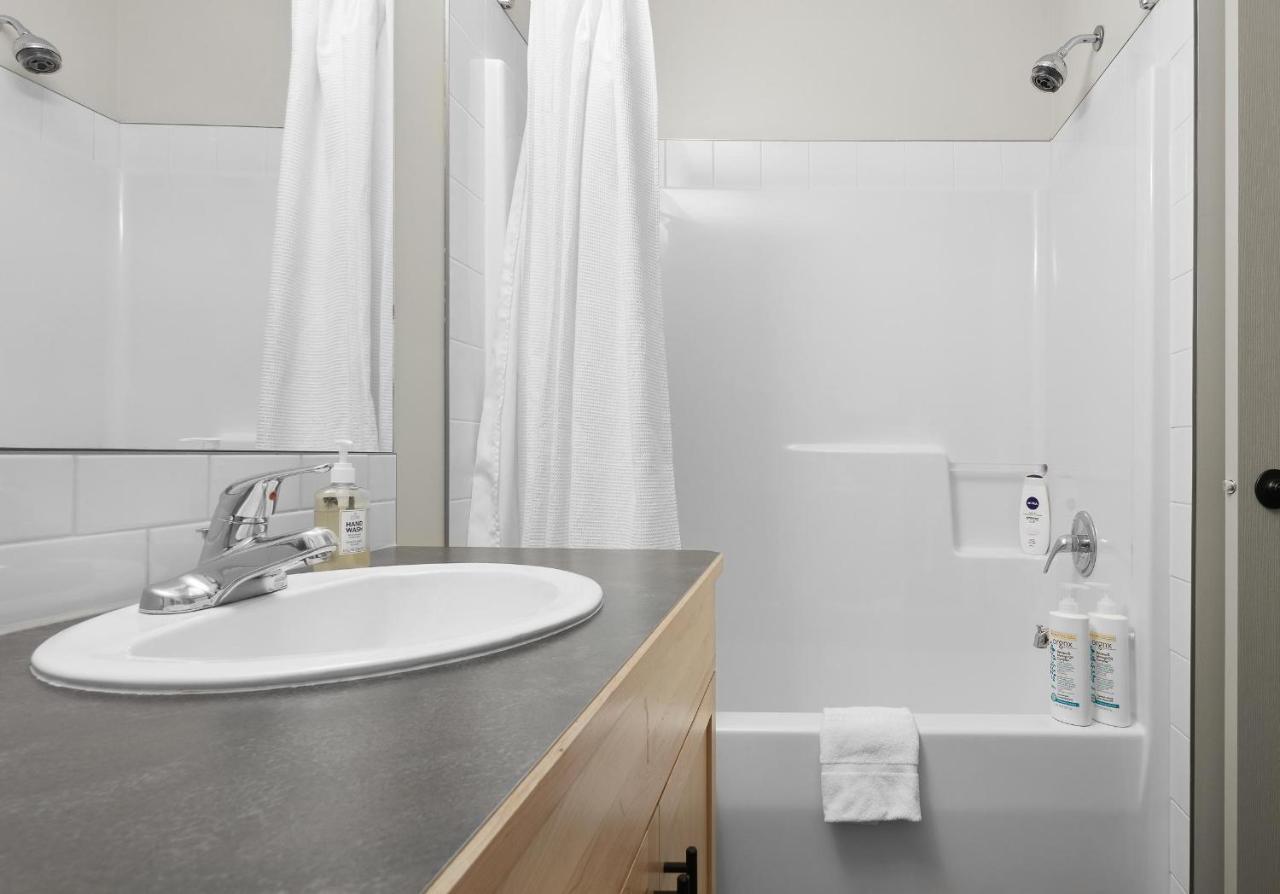 Newly Renovated Grizzly Lodge, Spacious 3Br 2Ba With Open Pool, Hot Tub Canmore Extérieur photo